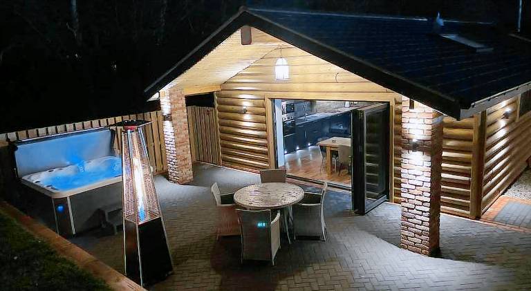 Lodge with jacuzzi in Harrogate
