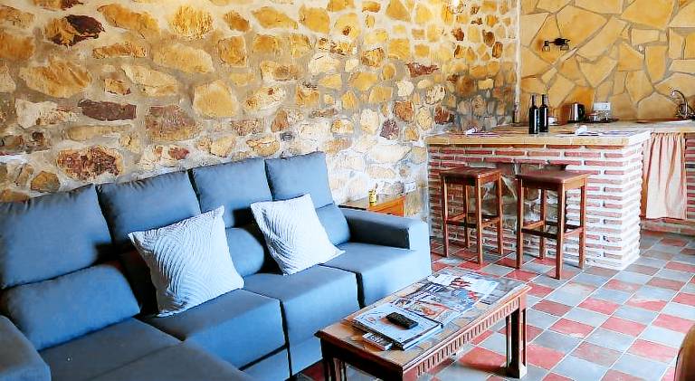Rental apartment with terrace, garden & pool — photo 3