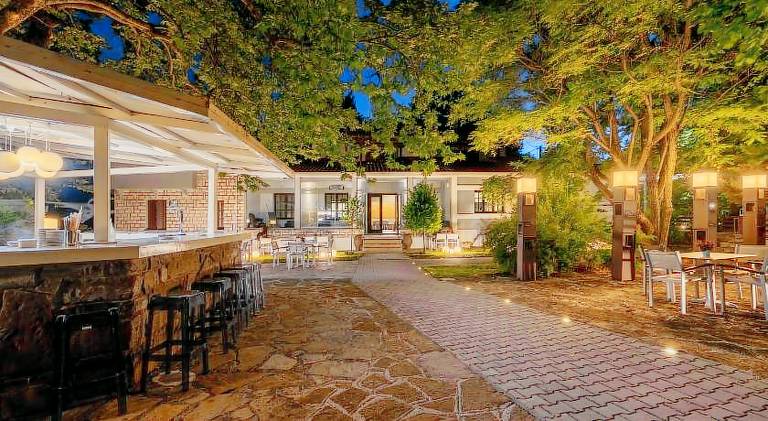 Serviced apartment with terrace, pool & yard | Pet-friendly — photo 4