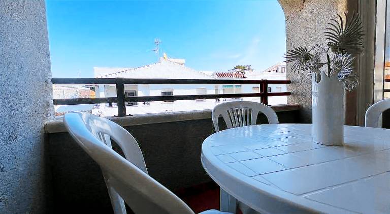 Apartment with patio — photo 3