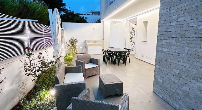 Holiday apartment with yard — photo 3