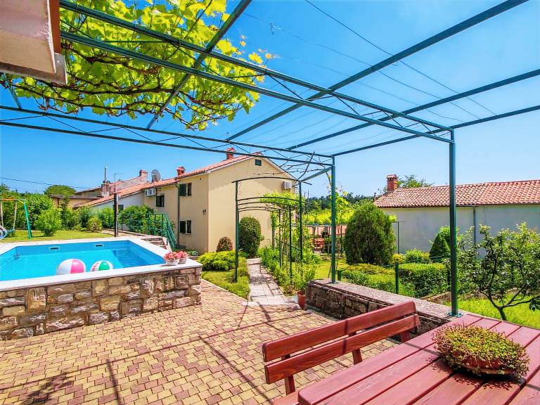 Family-friendly charming rental with pool, garden & barbecue | Pool view | Pet-friendly — photo 5