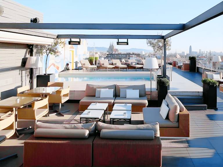 Serviced apartment with jacuzzi, pool & sauna | Next to Casa Milà | Suitable for remote work — photo 3