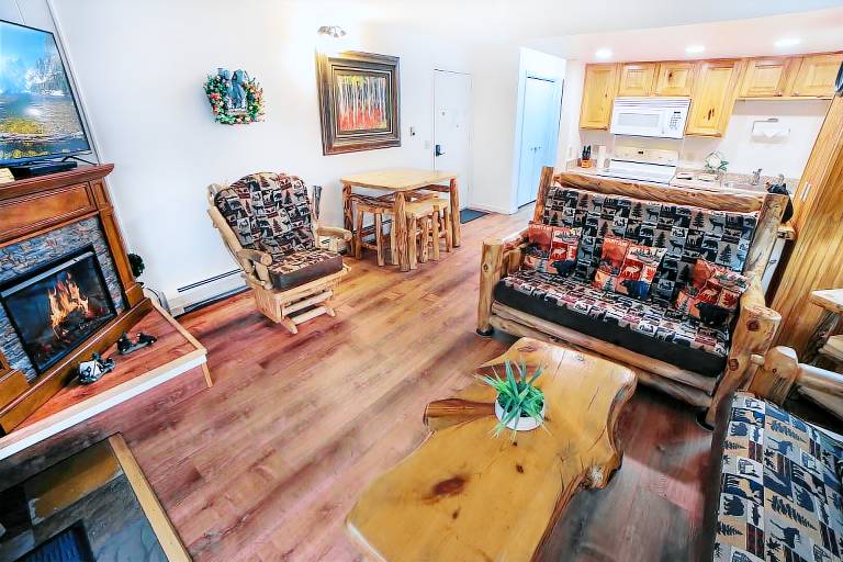 Family-friendly beautiful condo with patio | Pets allowed — photo 3
