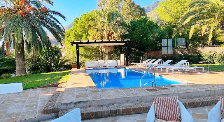Villa with barbeque, private pool & yard — photo 2