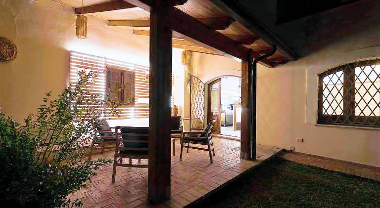 House with yard & terrace — photo 4