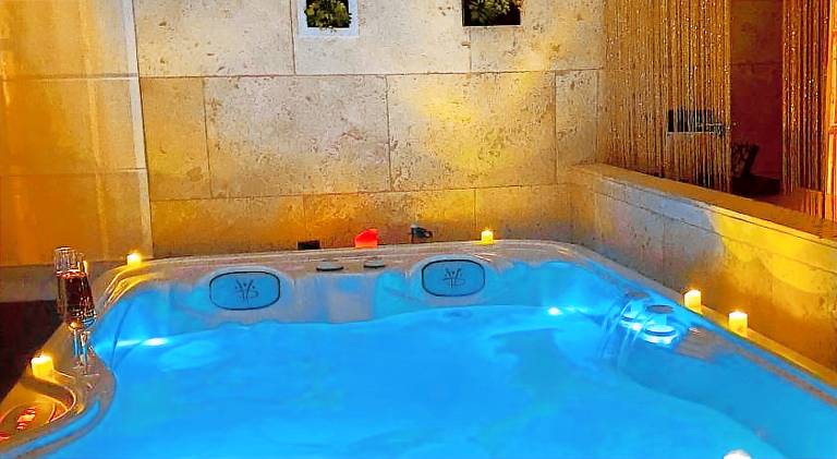 LE PRIEURE - Suites romantiques spa privatif, piscine, jardin, massages proche de Toulouse — photo 5