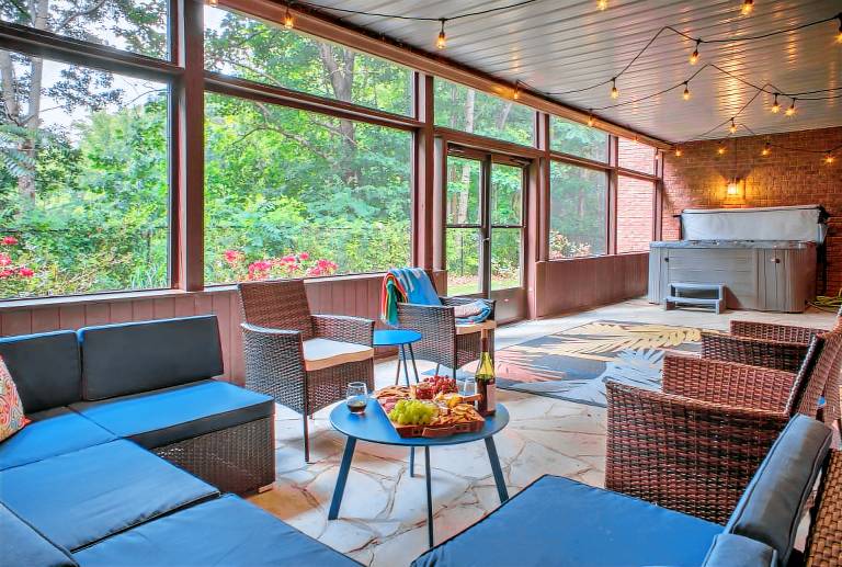 The Lodge · Game Room, Hot Tub, Fire Pit, Gym — photo 3