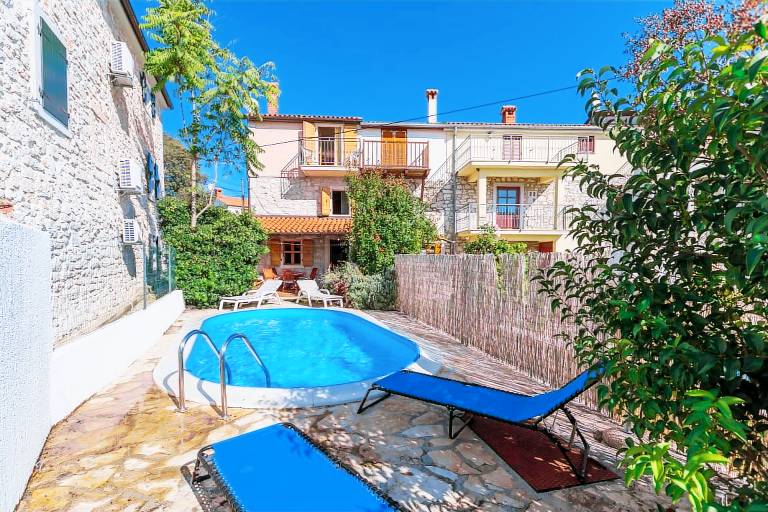 Lovely house with patio, BBQ & private pool | Pet-friendly — photo 3