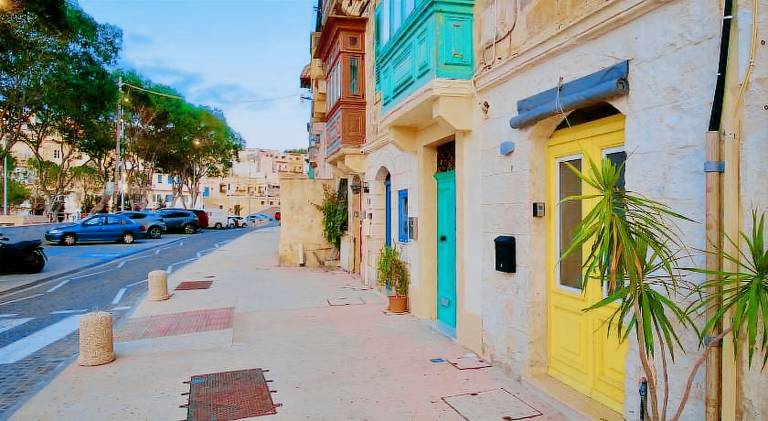 Sea Front Studio with Valletta Views in St. Julian's