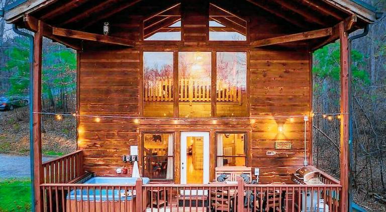 Luxury Honeymoon Cabin with Private Indoor Pool, Arcade, Hot Tub & Movie Theater — photo 3