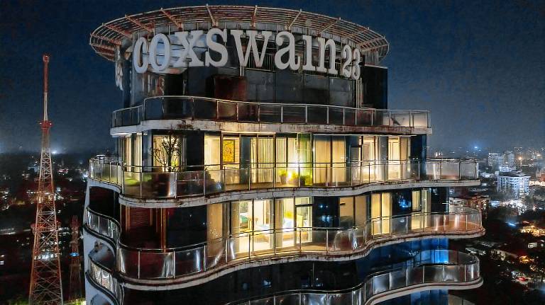 MARINE DRIVE BEACH FRONT PENTHOUSE by NIOTEL