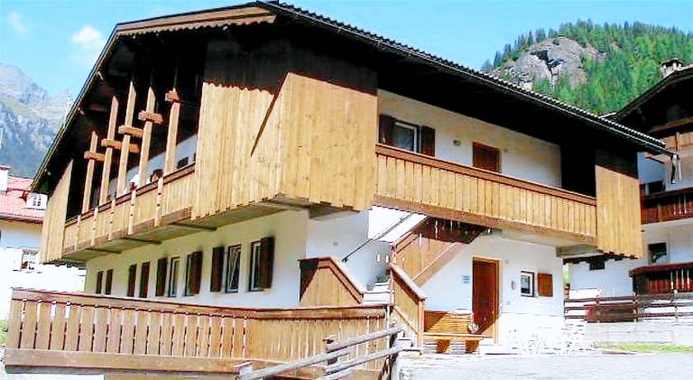 Rental apartment with patio & garden in Canazei