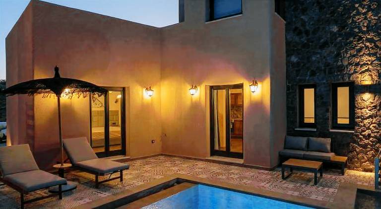 Serviced apartment with garden, pool & patio | Perfect for remote work in Santorini