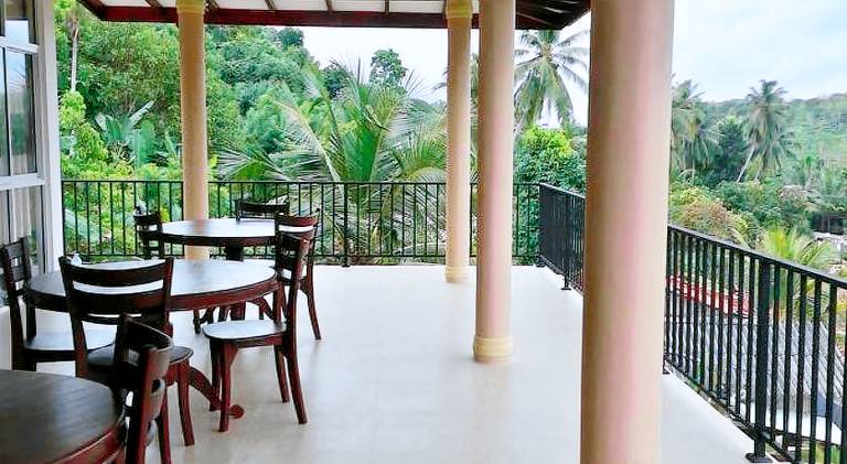 Rental apartment with pool, barbeque & yard — photo 5