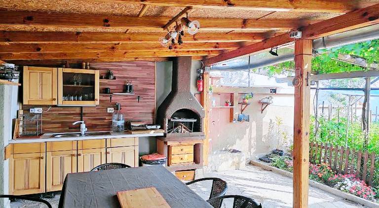 House with hot tub & pool — photo 4