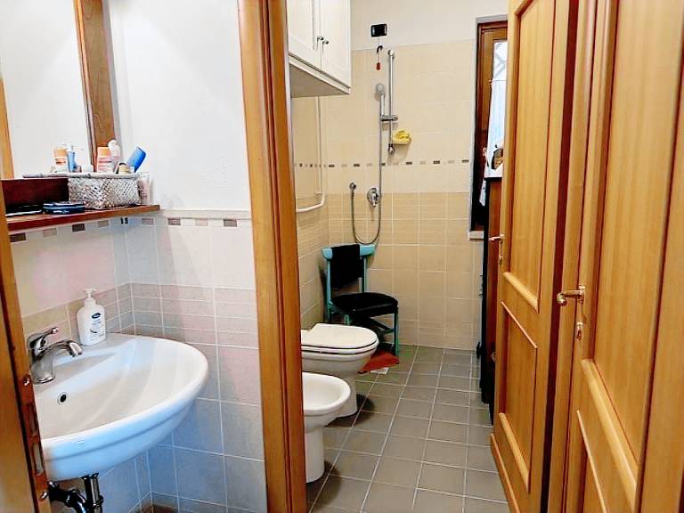 Semi detached villa on two floors for 4 persons, terrace for meals outside and private parking. In a — photo 5