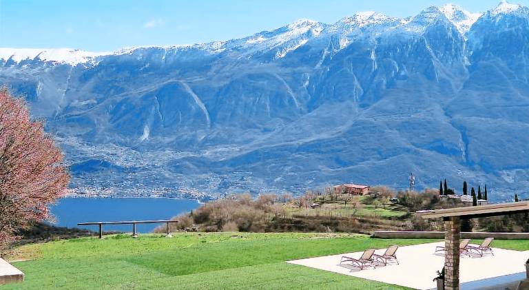 Serviced apartment with garden, barbecue & patio in Tignale