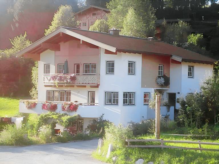 Nice holiday apartment with yard & terrace | Pets are welcome in Maria Alm am Steinernen Meer