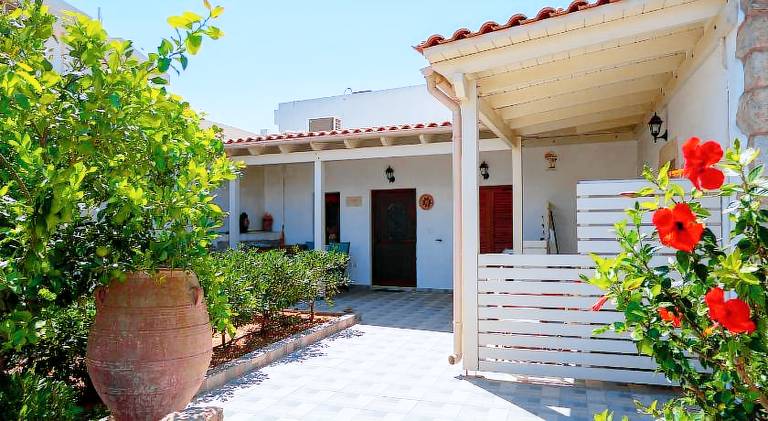 House with patio & garden in Sitia