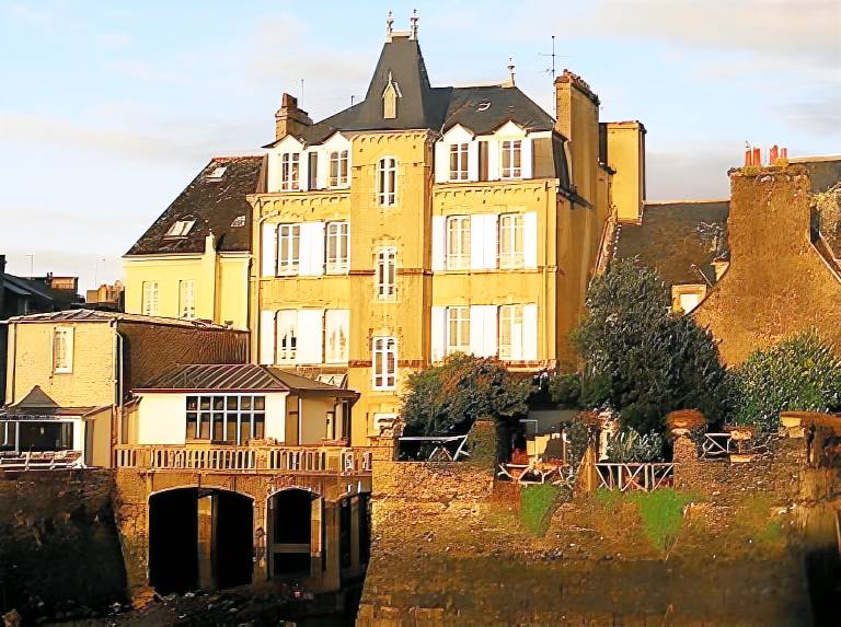 Le Clos Du Pontic Logis et Cit'Hotel in Landerneau