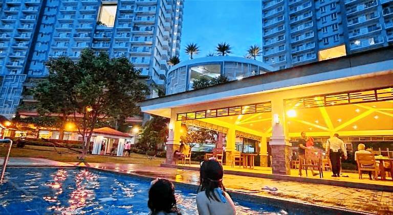 Zinnia Towers 1BR Condo with PS4 Karaoke Netflix & Swimming Pool — photo 3