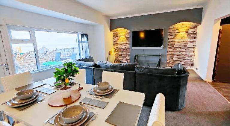 Sea View Lavish Apartment SKY TV Whirlpool Bath HUGE Balcony NEWLY REFURBISHED — photo 3