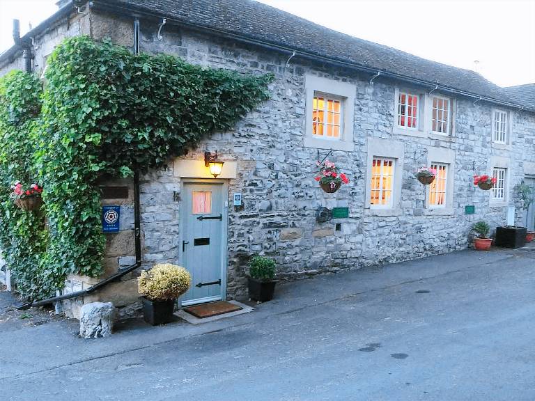 Holiday & Lettings in AshfordintheWater from £45