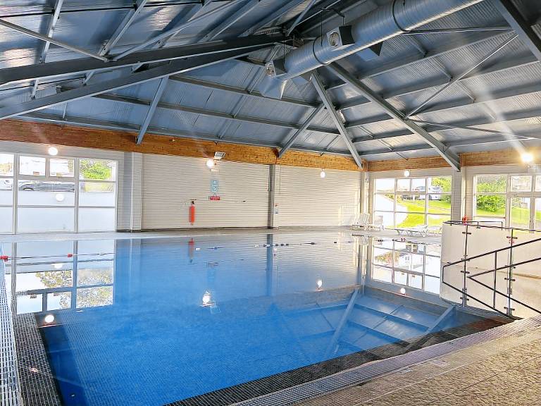 Cottage with garden & pool in Cornwall, ON