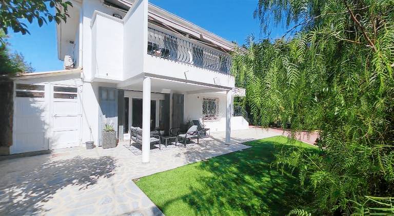 Apartment with yard & terrace — photo 4