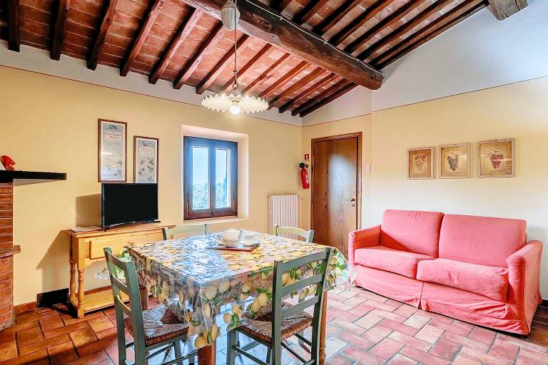 Apartment 'La Legnaia' with Shared Pool, Wi-Fi and Air Conditioning in Fucecchio