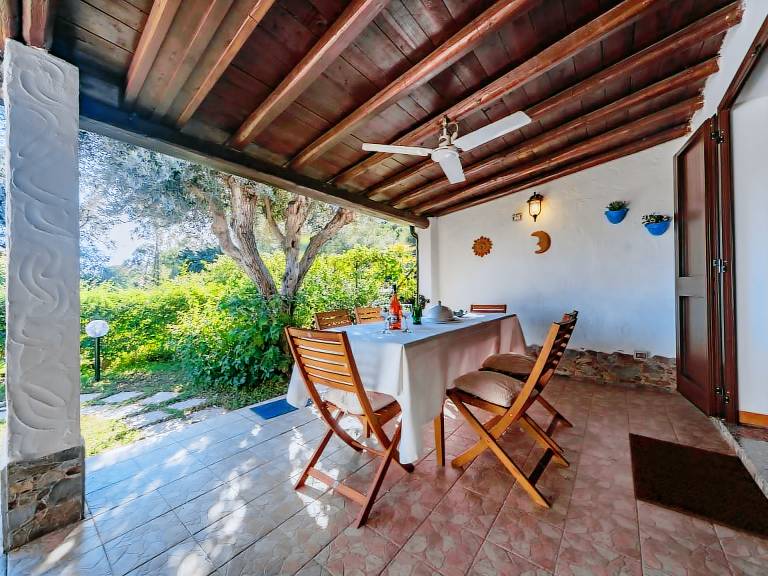Vacation home with garden, patio & grill — photo 4