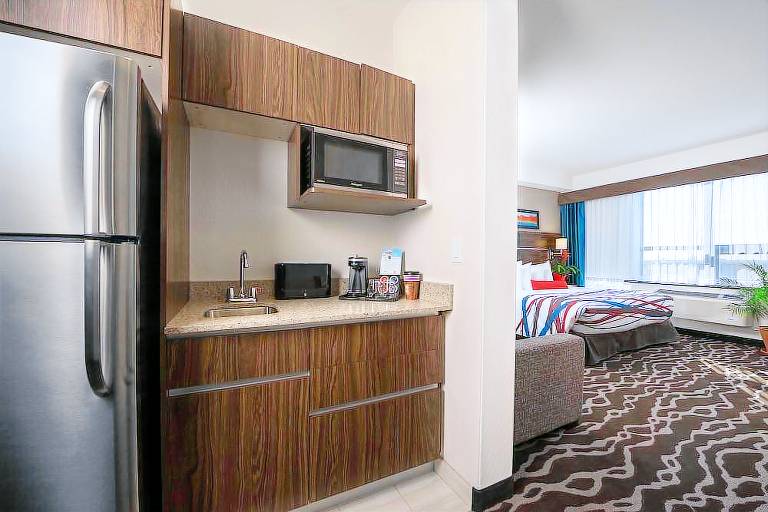 Encore Suites by Service Plus Inns — photo 5
