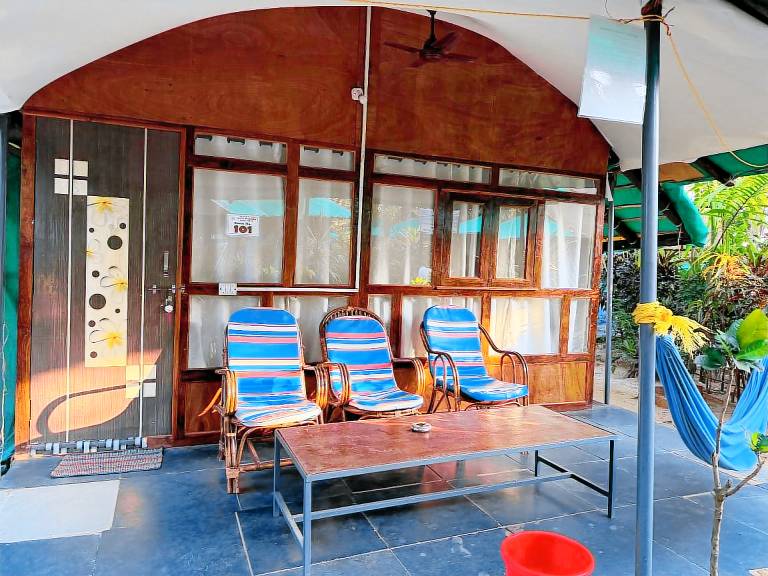 Bungalow with patio & yard in Canacona