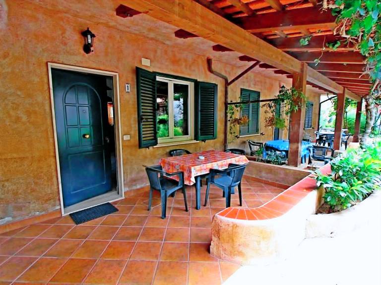 Rental apartment with barbecue, garden & pool — photo 4