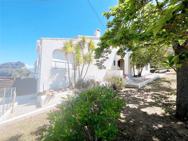 Fully equipped villa with private pool, patio & barbecue | Sea view | Pets are welcome — photo 3