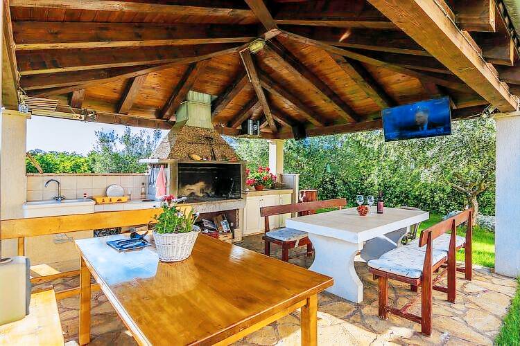 Apartment with pool, garden & barbecue — photo 3