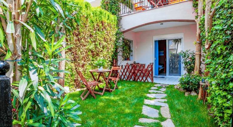Fully equipped vacation home with terrace & yard | Pet-friendly in Kas