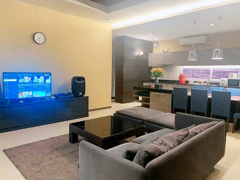 Villa with pool, grill & hot tub | Next to Mini Siam | Perfect for remote work — photo 4