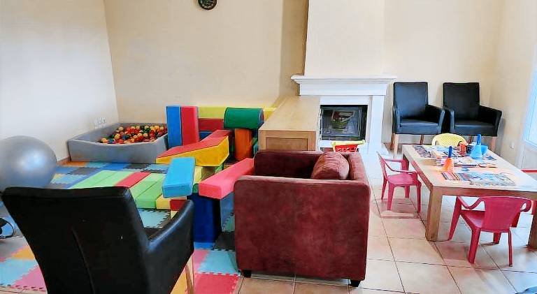 Villa with yard, pool & barbecue | Pets allowed — photo 5