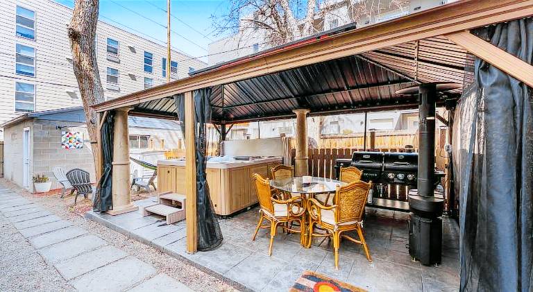 HOT TUB Firepit Pool Table Patio Cozy Downtown Denver in Denver, CO