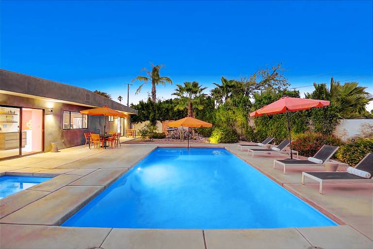 Vacation home with yard, jacuzzi & private pool | Mountain view — photo 4