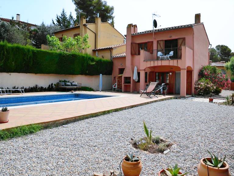 Charming House with Pool, Garden, BBQ & Terraces – Pet Friendly! — photo 3