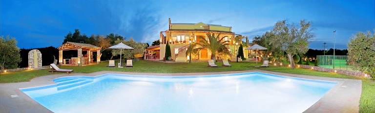 Family-oriented villa with grill, yard & hot tub | Mountain view | Dogs allowed — photo 2