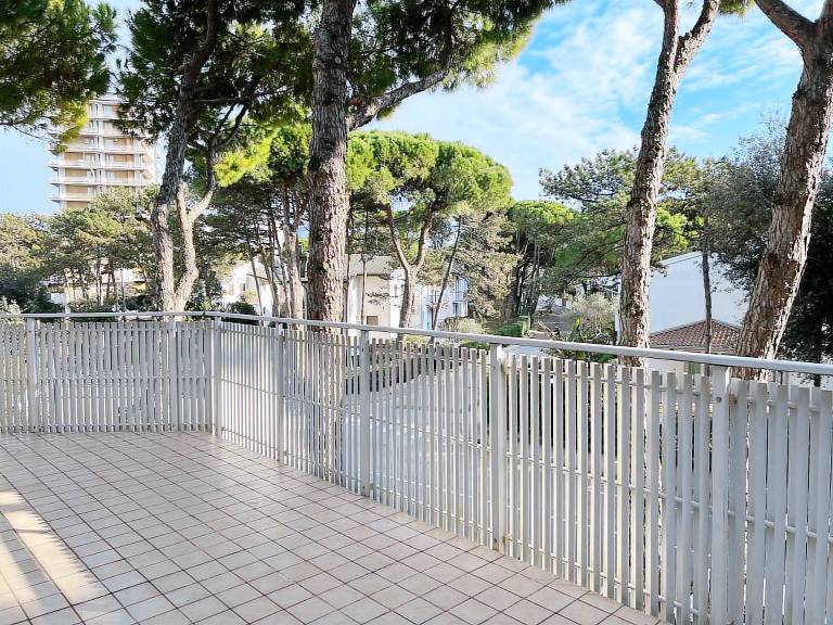 Rental apartment with yard — photo 3