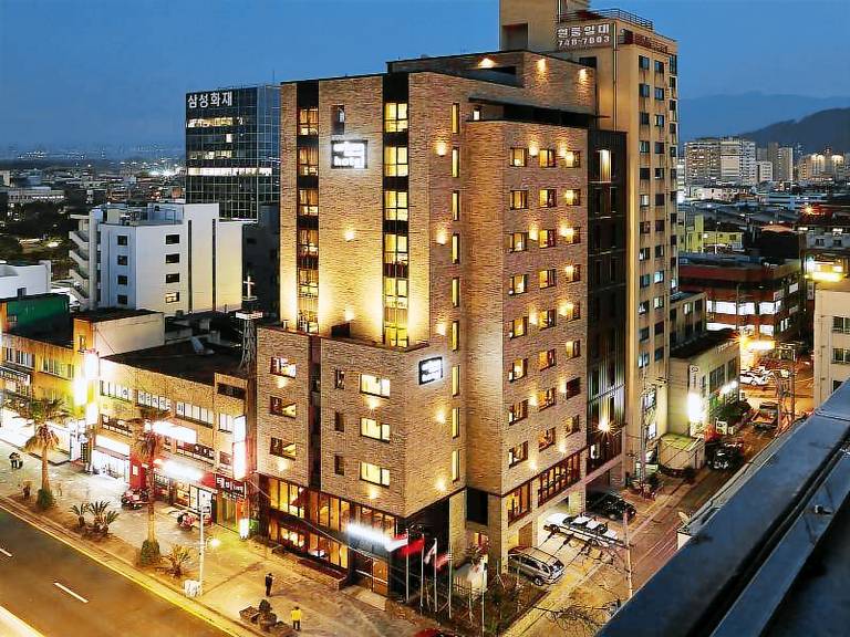 Urban Island Hotel