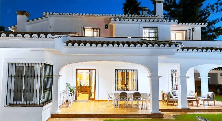 Villa with pool — photo 4