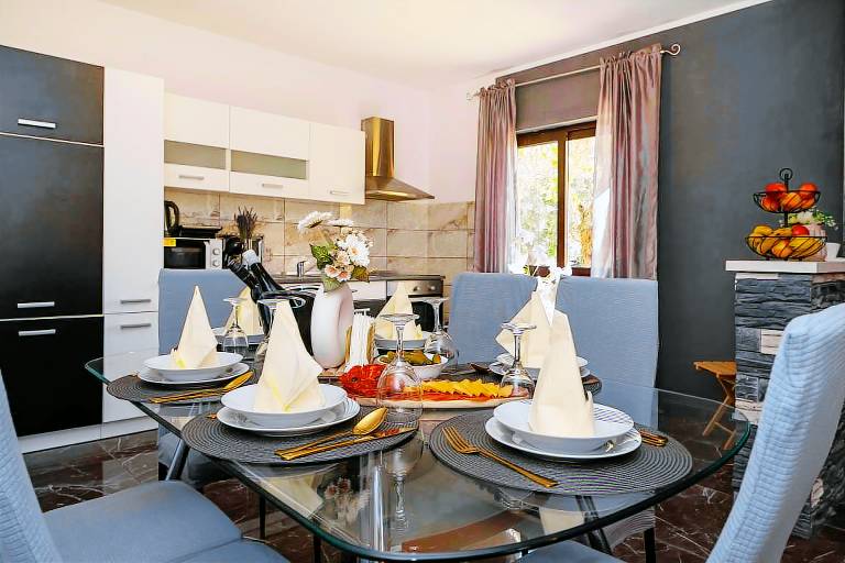 Vacation home with patio, grill & garden — photo 3