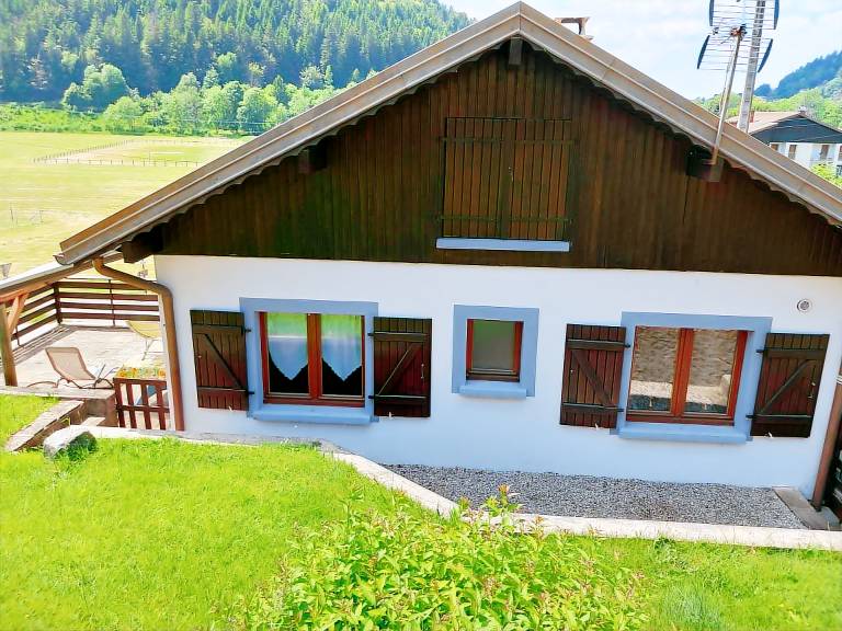 Chalet with yard & BBQ | Lake view — photo 5