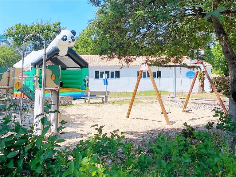 Child-friendly bungalow with patio & heated pool | Pets allowed — photo 3